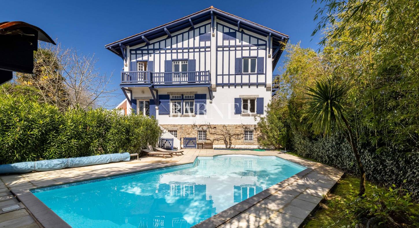 Villa basque avec piscine proche du centre de Saint Jean de Luz Villa basque avec piscine proche du centre de Saint Jean de Luz