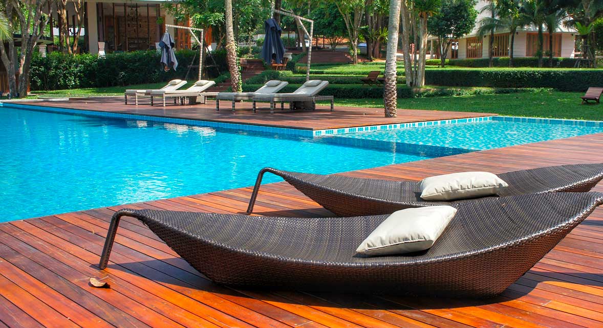Déco piscine : 20 accessoires pour aménager les abords d'une piscine -  Marie Claire