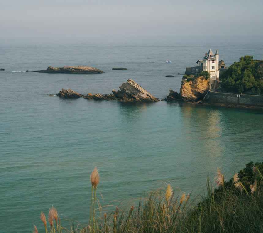 Vista aérea del centro de Biarritz, Grande Plage y la arquitectura Belle Époque