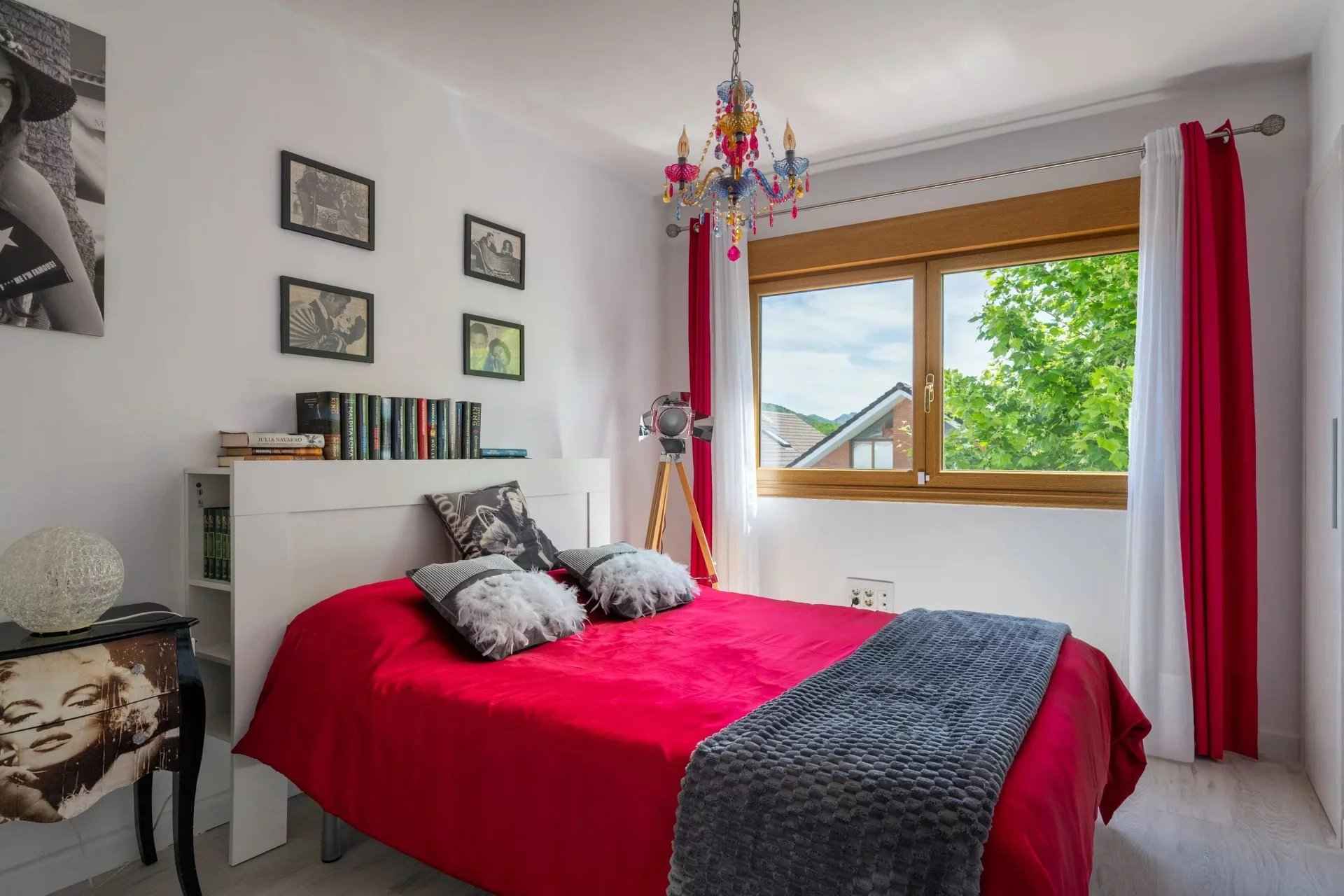 Fa13fef1c34c4c71d16d3d2345a9d428 1937f3df13 1920 original - Attribut alt par défaut.