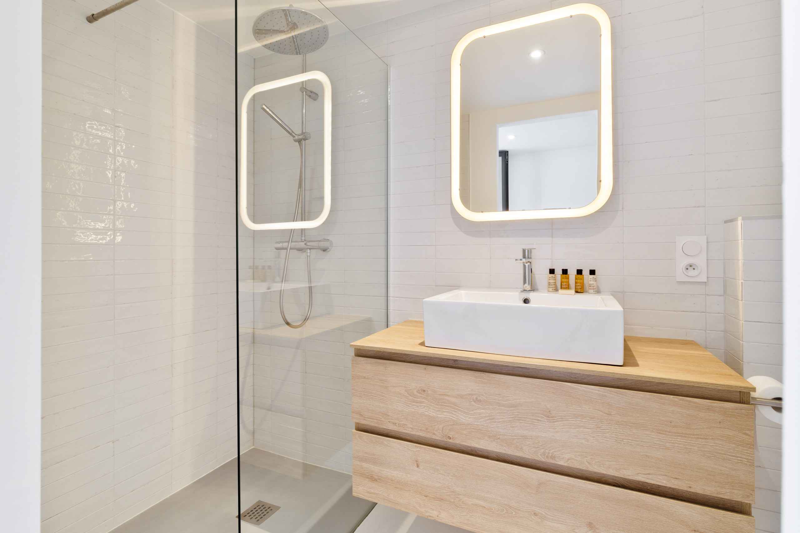 1700151115f1bff1ae2be45b7bf2f0990da22709b2 - Translation missing: en.helpers.application.image_tag.default_alt