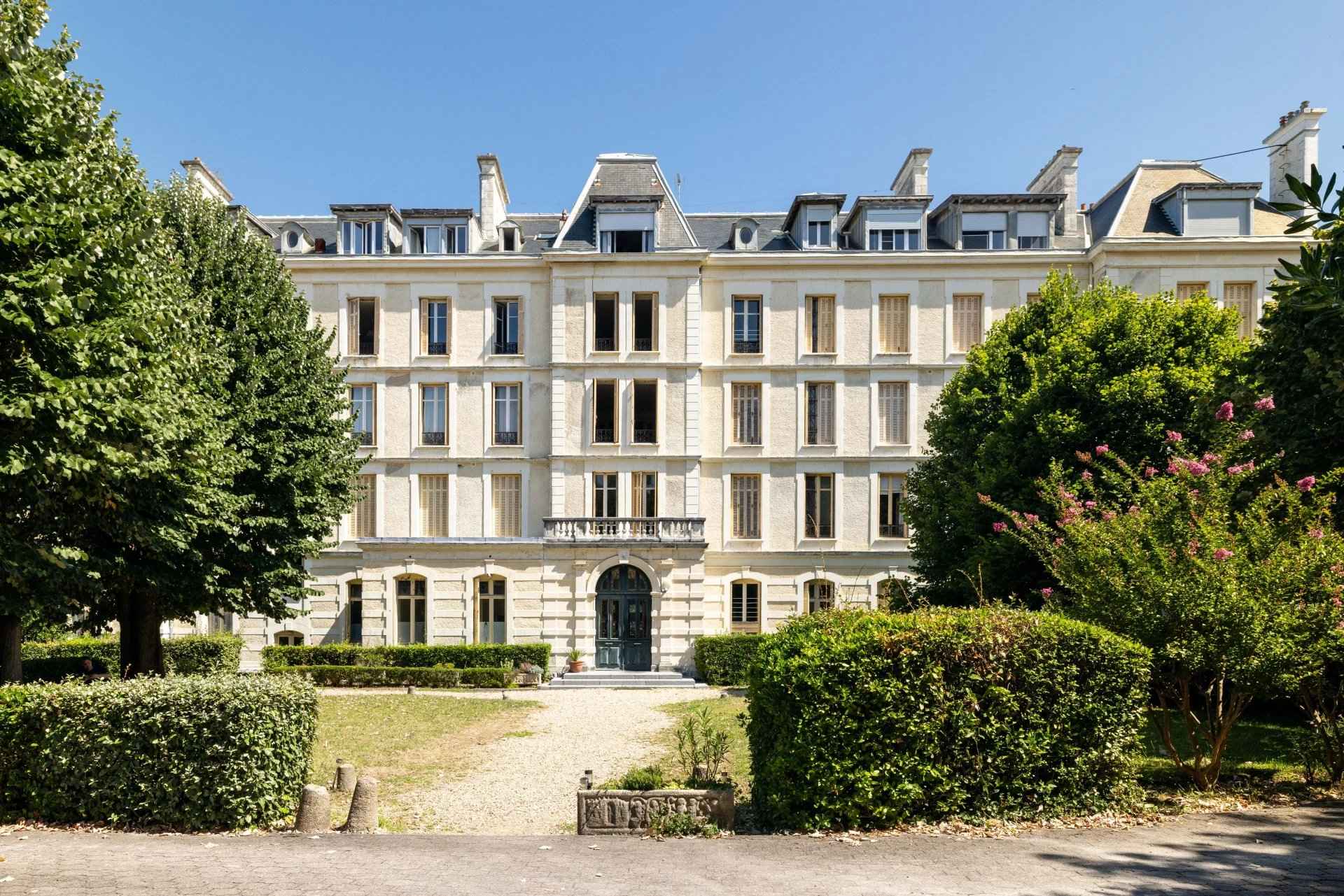 0845f0eec043d534f355b0c2558a30aa bca7ade2f6 1920 original - Attribut alt par défaut.